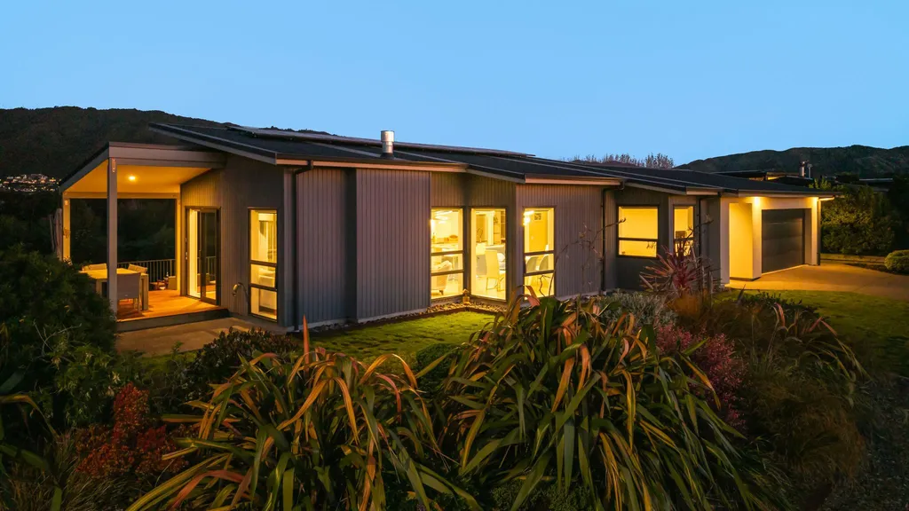 Contemporary Living Above the Landscape