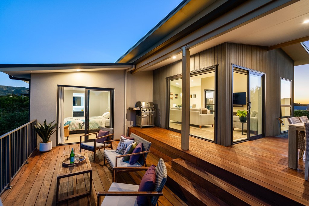 Contemporary Living Above the Landscape