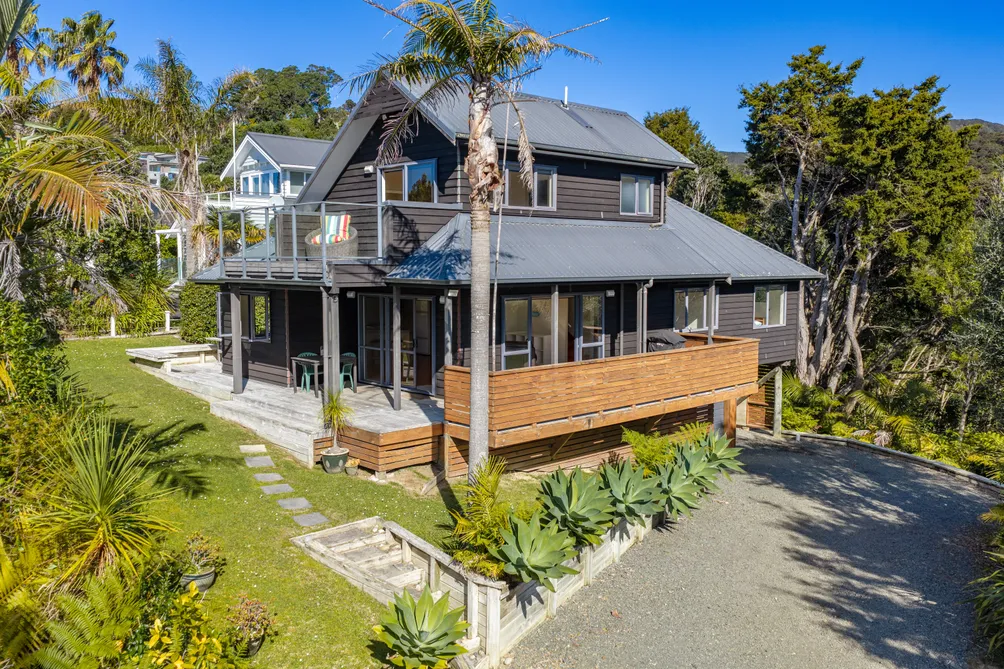 Coastal and Connected to Nature in Lang Cove