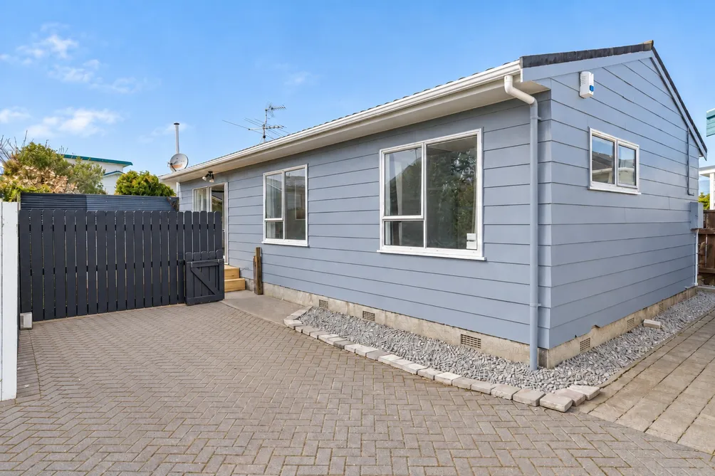 Sun-Soaked, Single-Level and Convenient Location