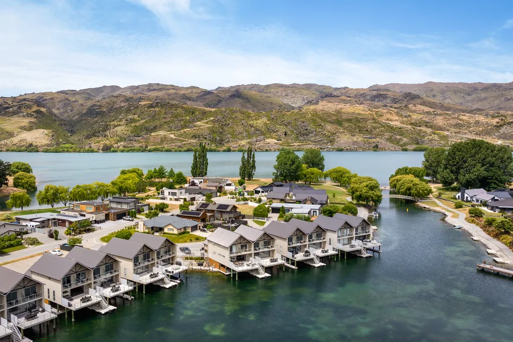 Three-Key Waterfront Villa on Lake Dunstan
