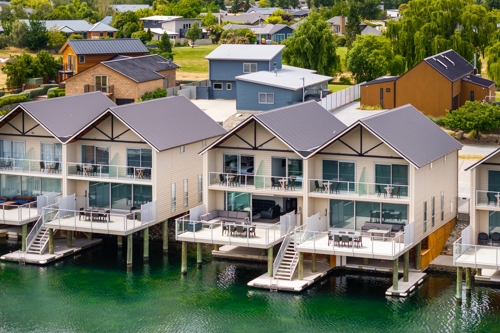 Three-Key Waterfront Villa on Lake Dunstan