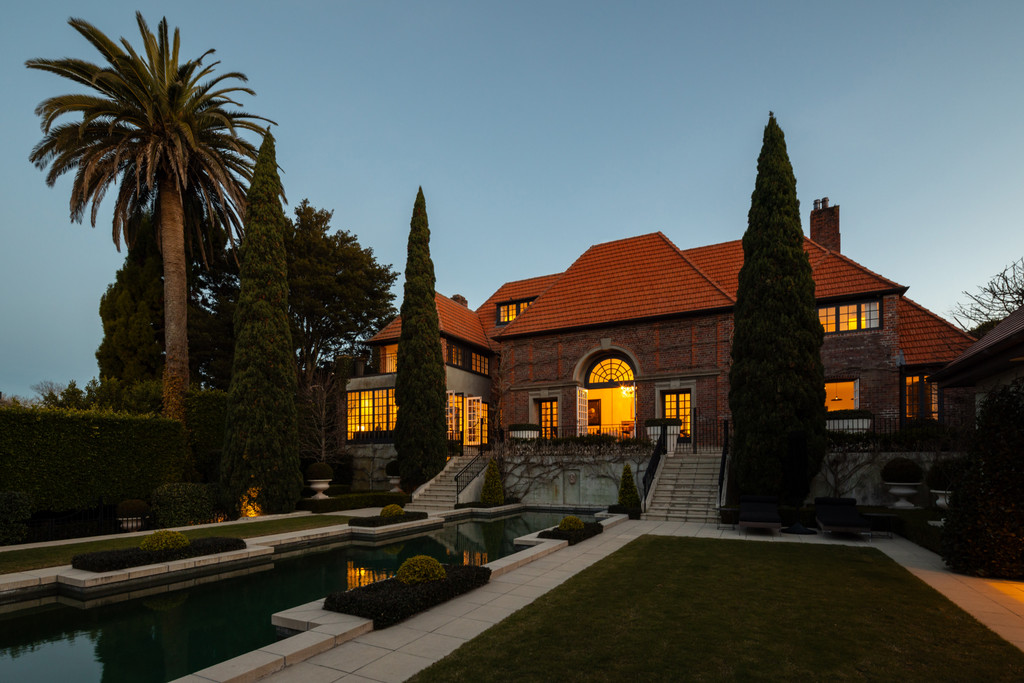A Romantic Retreat in the Heart of Remuera