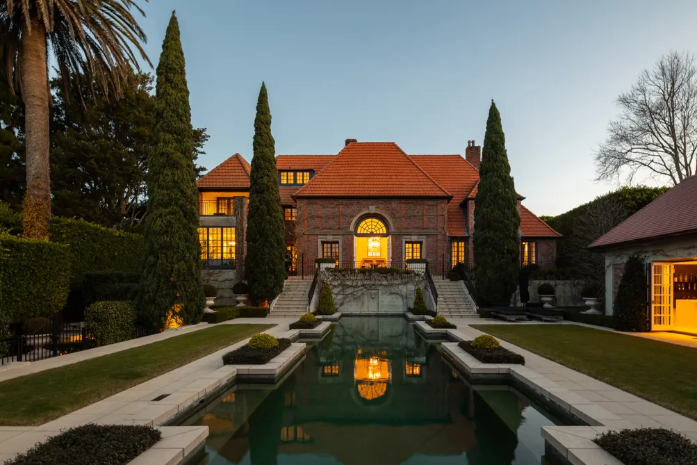 A Romantic Retreat in the Heart of Remuera