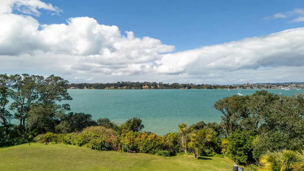 Clifftop Living with Private Beach Access