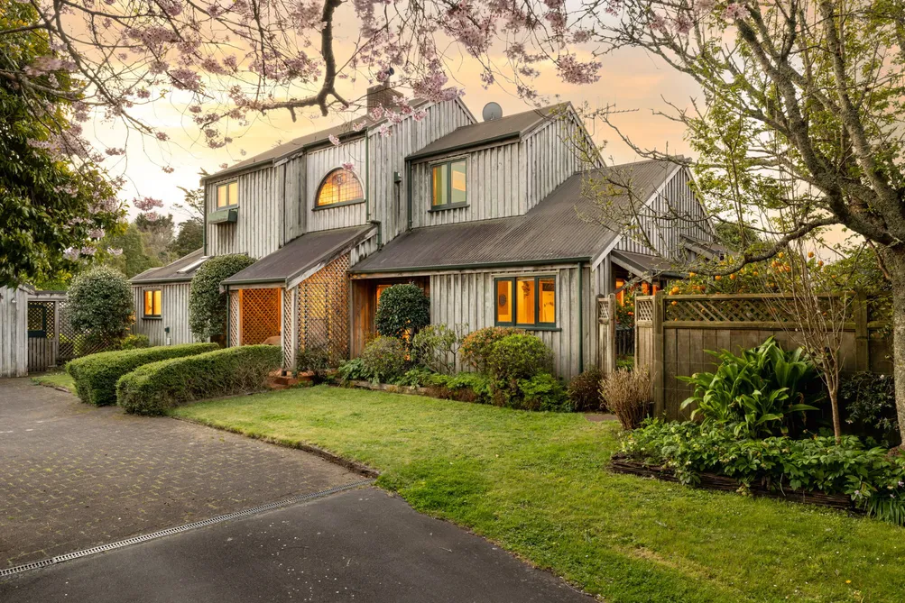 Capture the Charm, Live the Location