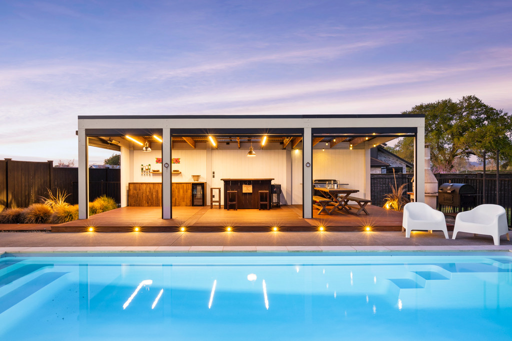 Resort-style Luxury, Rural Serenity, Close to Town