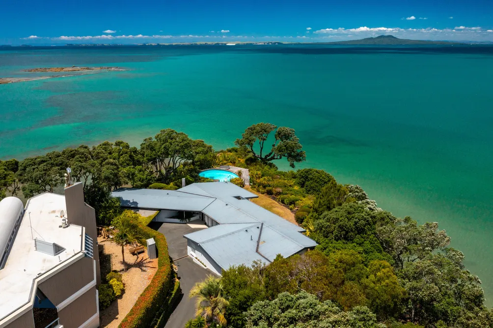 4,889 sq m Waterfront Peninsula