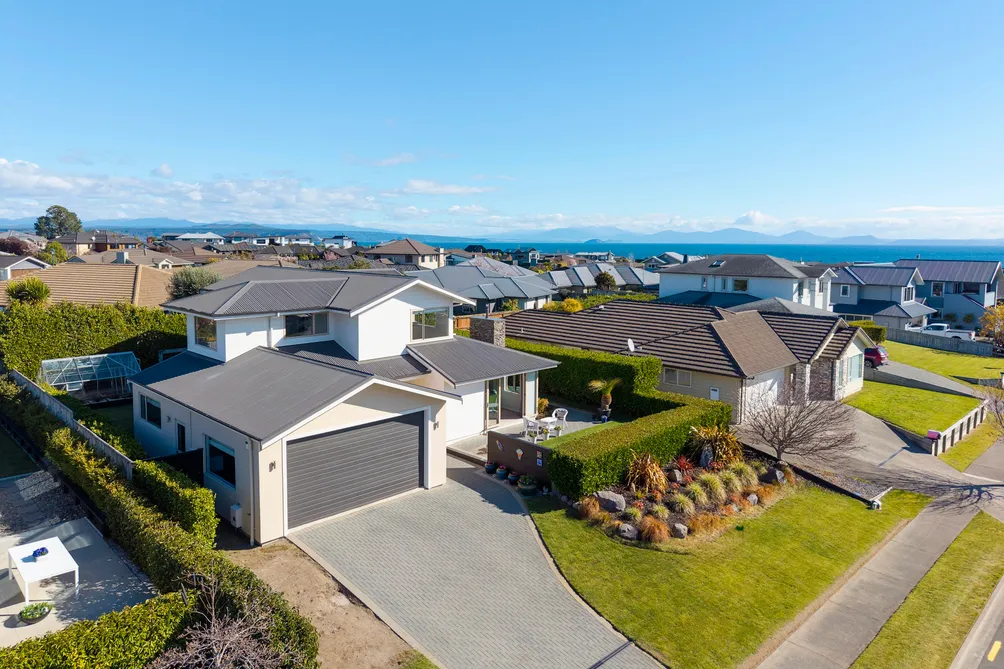 Immaculate, Spacious and Simply Ready to Enjoy