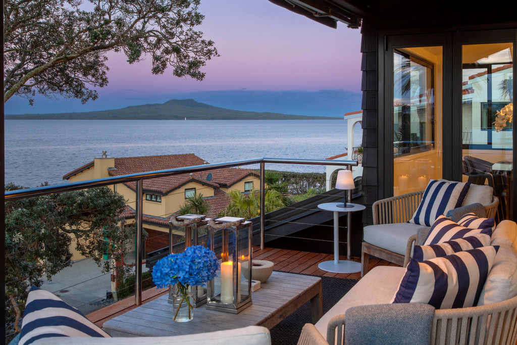 Distinctive Architectural Residence Above the Sea