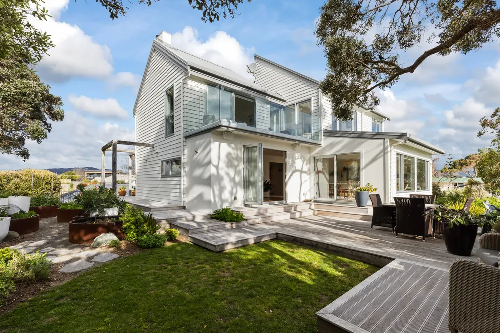 A Considered Coastal Residence